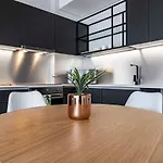 402 The Signature, De Waterkant