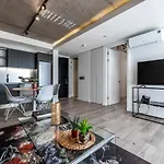 402 The Signature, De Waterkant